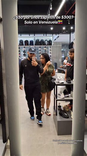 NOLDO SHOP • ASESOR • SHOPPING on Instagram: "¿Sabías que en Venezuela el mercado de calzado funciona de forma distinta? 🇻🇪👟 En este video analizamos el fenómeno de las tiendas de imitación y cómo se han convertido en la opción principal para el ahorro familiar. Un vistazo a la economía local y al contraste de precios que define el comercio actual. ​⚠️ Nota: Video con fines informativos y de análisis de mercado, no se promueve la venta de ninguna marca especifica. #venezuela🇻🇪 #sneakers #an