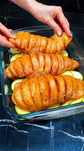 803K views · 2.5K reactions | Ich wette, das ist das beste Hähnchenbrustrezept, das Sie je probiert haben! Zutaten Zucchini: 2 St rote Zwiebel: 2 St Tomaten: 2 St Öl: 60 ml Sojasoße: 30 ml brauner Zucker: 20 g Knoblauch: 10 g Oregano: 4 g Salz: 3 g schwarzer Pfeffer: 2 g getrockneter Rosmarin: 4 g Hühnerbrust: 3 St Mozzarella: 200 g Zusätzlich Gurken: 200 g Tomaten: 200 g rote Zwiebel: 1 St Petersilie: 15 g Olivenöl: 20 ml Limettensaft: 10 ml Salz: 2 g | Schmackhaft.tv | Facebook