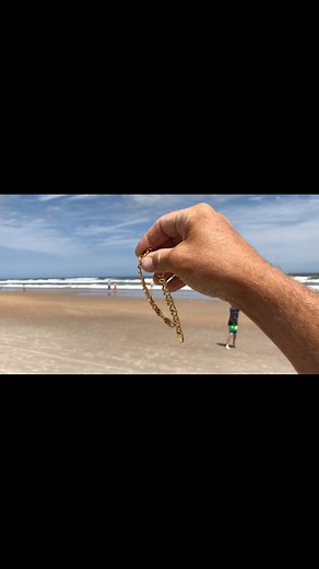 1.4K views · 105 reactions | I found a huge 18K gold chain #metaldetecting #beach #gold #ckg #scoop #digging #crazy #lost #return | Joe Digger | Facebook