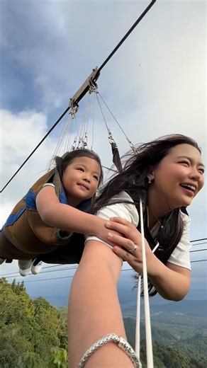 Carlyn 칼린 on Instagram: "My brave little girl is ready for 2026 🤩"