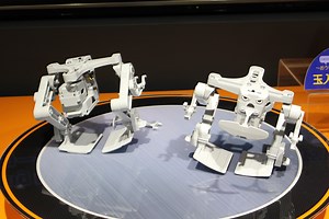タミヤ「重心移動歩行ロボット工作セット」が出展。その不思議な動きが楽しい！#全日本模型ホビーショー