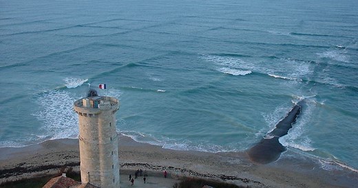 Man Spots 'Square Waves' In Ocean, Investigates And Discovers How Dangerous They Are