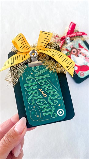 Andrea Clawson on Instagram: "dollar tree find: mini photo clip board 📋🎀makes the cutest gift card holder for teachers and friends for Christmas 🎄 I added festive ribbon and clipped the gift card to it for an easy but adorable way to gift a gift card to teachers and coworkers Comment “link” for free printable + follow for more easy ideas for busy moms #teachergifts #teachersofinstagram #elementaryteachers #dollartreefinds #dollartreediy #giftcardholder #christmascheer #teachersfollowteachers 