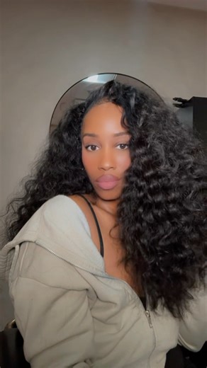 MsDaisyBaby on Instagram: "It’s that SEASONNN‼️ it’s officially Flip Over method season , this is the perfect time to pull out your curly hair ! Like immediately, Run don’t walk  naw but fr I love a good Flipover , yall trying one this Spring/Summer?? Hair @desirehairessentials"