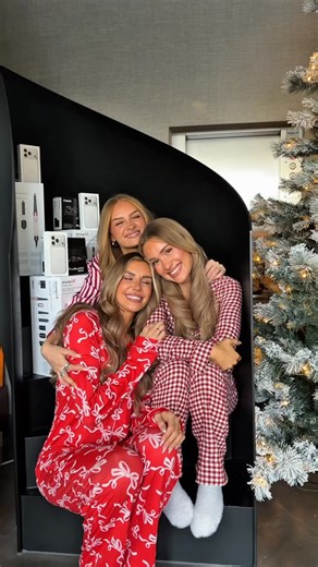 Gerda Lewis on Instagram: "🎄 CHRISTMAS GIVEAWAY 🎄 Wir verlosen: ✨ 3× Dyson AirWrap 📸 3× Canon G7X Mark III 📱 3× iPhone 17 Pro (Silber) So nimmst du teil: • Folge allen drei Accounts 👉 @danielleehxo | @gerdalewis | @stellaelena • Like dieses Reel ❤️ • Kommentiere das Reel 💬 🍀 EXTRALOS: um deine Chance zu erhöhen kannst du dieses Reel gerne in deiner Story teilen und uns darauf verlinken ⏰ Teilnahmeschluss: 07.01.2026 📩 Die Gewinner:innen werden ausschließlich per Direktnachricht von @dani