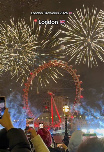 London | Happy New Year 2026 | Fireworks 🎆 🇬🇧 🏴󠁧󠁢󠁥󠁮󠁧󠁿 #fireworks #newyeareve #london #happynewyear2026 #exploreuk