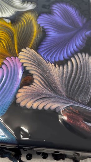 Fozia van Elk 🧿 on Instagram: "What I love most about color shifting paints is the way they seem to breathe with the light. One angle gives you one story, and a small movement reveals another. It’s like the colors are alive, never static, always evolving. It pulls you in and makes you look twice. #fluidart #chainpullart #colorshift #abstractart #foryou #art #visualart #fyp"