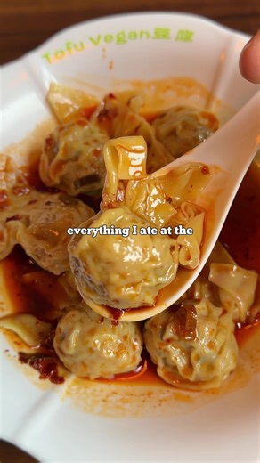 The most authentic vegan Chinese food in 🇬🇧 @TofuVeganlondon Flying in chefs from the regions the dishes originate from is the reason the food here is so authentic and one of the best places for Chinese food in London, vegan or not 🤝 Chinese mock meats have origins in thousands of years of Buddhist traditions, pair that with the authentic flavours and techniques and you’ve got food as if it was directly from China! I recommend the wontons in chilli oil, gong bao chicken, special fried noodles