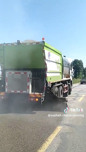 The gravel seal paving vehicle is used for: construction of lower seal and upper seal of highway pavement, construction of wearing layer between new and old pavement, layer paving of asphalt pavement, and spreading (spreading) of asphalt gravel in special circumstances.#Asphalt #truck #chipseal #chipsealpaving #chip #shacman #paving #spreadertruck #surfacedressing #goudroonneuse #chip seal paving truck #degravillonage