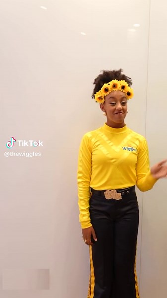 We live in a beautiful world 🌏 and what better way to learn basic Amharic phrases 🇪🇹with our friend @tsehay_wiggle #TheWiggles #TsehayWiggle #Amharic #Hello #Ethiopia