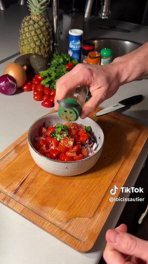 Day 3 : Trying to make my parents in love with my food Burrito recipe with a sweet potato instead of a tortilla Step 1: Bake the sweet potatoes Step 2: Prepare the sides! Here, cherry tomatoes, well-seasoned (salt, pepper, cumin, garlic, and parsley), then the guacamole (same here) and a little white sauce (yogurt, cumin, garlic, and parsley). Step 3: Prepare your protein (red meat, chicken, soy protein). Step 4: La régalade. Recipe in French in the comments below! #food #recipe