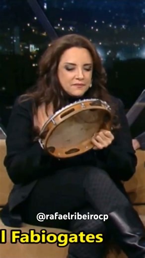 Você acha que sabe tocar pandeiro? Dá uma olhada nisso… #anacarolina #mpb #music #composer #samba