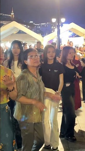 Street Singer Performance | Feel the Energy of Walk Street 🎤