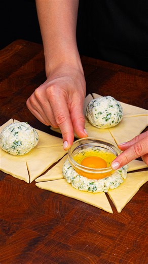 68K views · 191 reactions | Plus simple que vous ne l'imaginez. La meilleure recette d'apéritif, à base de pâte feuilletée. La sauce pâte feuilletée: 600 g farine: 5 g oeufs: 1 pc citron: 1 pc Ingredientes fromage à la crème: 120 g feta: 80 g fromage à pâte pressée: 120 g persil: 40 g ail: 15 g oeufs: 8 pc cheddar: 120 g En outre crème sure: 80 g mayonnaise: 50 g ketchup: 20 g moutarde: 10 g paprika doux: 2 g ail en poudre: 2 g poivre noir: 2 g | Savoureux.tv | Facebook