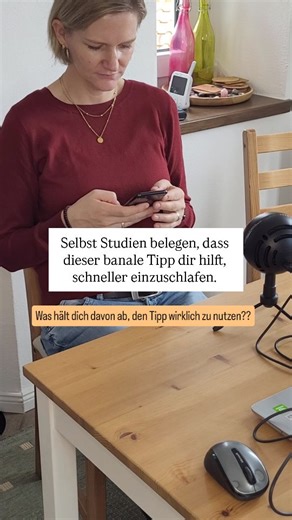 Deine Ausrede „Ich muss nur noch schnell was am Handy erledigen“ heißt im Klartext: Du scrollst sinnlos und im Affenzahn durch irgendwelche Reels. Und schwups – 15 Minuten. Oft mehr. Einfach weg. Spar dir diese 15 Minuten. Mach bewusst Pause vom Handy. Studien zeigen ganz klar: Genau das senkt dein Stress-Level messbar. Denn dein Gehirn lässt den Inhalt dieser 15 Minuten spätestens im Bett nochmal durchlaufen und versucht, aus all den Infos irgendeinen Sinn zu bauen. Irgendein Wort. Irgendeinen 