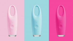 Introducing the IRIS™ Illuminating Eye Massager! Designed to gently fade the signs of aging and fatigue for eyes that look strikingly smooth, fresh and youthful. Available at SEPHORA and foreo.com. | FOREO