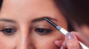 431K views · 958 reactions | ¿Tienes el pelo fino, con poco volumen o te pasaste con las pinzas? En este tutorial te enseñamos cómo transformar cualquier ceja fina y corta en FA-BU-LO-SA de la mano de Sheyla Malo, nuestra Experta Nacional en Cejas. Más info en www.benefitcosmetics.com | Benefit Cosmetics | Facebook