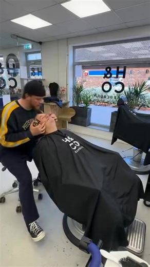 First time back cutting hair in over six weeks 🤯 sadly still no improvement with my leg, but I’m so keen to try and get back to a bit of normality. Excited to get back into a routine, and do what I do best. Hopefully in time, I’ll get my leg back. Gotta stay positive 💪🏼 For anyone wondering, I’m currently going to be based in @hughesandcobarbers St Albans covering walk ins only for the time being, but please call the shop to check my availability. Massive thanks to everyone for the support an