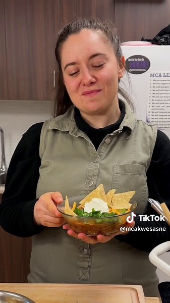 GREEN FOOD BAG RECIPE: HEART HEALTHY CHILI Cook along with MCA’s Registered Dietitian, Anne-Charlotte George! Discover how to make heart healthy chili using fresh, affordable produce from the MCA Green Food Bag! Join us in this delicious journey and support our community initiative, providing fresh fruits and veggies at low prices each month. For the full recipe, visit: http://www.akwesasne.ca/green-food-bage-recipe-heart-healthy-chili/ #akwesasne #greenfoodbag #healthyrecipes