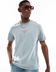 Camiseta azul lavado con logo pequeño en la parte central del pecho de Calvin Klein | ASOS