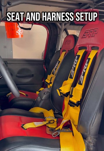 Cómo asegurar un arnés de 5 puntos en Jeep