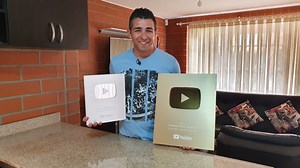 No se puede ocultar la felicidad que se siente recibir estos reconocimientos y más aun saber que somo mas de un millón de estudiantes que están detrás de cada pantalla aprendiendo contigo; es por eso que quiero que ustedes hagan parte de esta alegría y destapemos juntos esta placa del millón de estudiantes Este segundo reconocimiento crece mucho más la familia de inglés fácil y me motiva muchísimo más a seguir adelante y ayudarles a todos ustedes alcanzar sus proyectos personales. Gracias infini