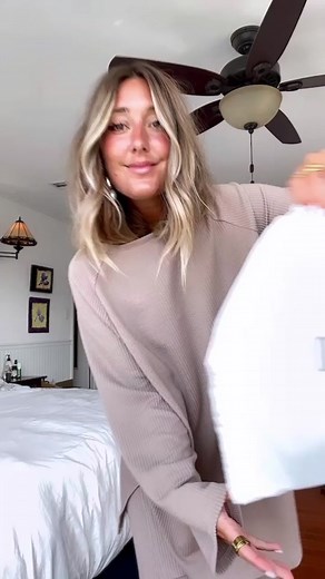 hands free in @Hobo Bags belt bag 🖤 // I found my go-to fall/winter bag! Here are just a couple ways to style it, but honestly I will be wearing it with pretty much everything this fall/winter. Direct link in my my bio! #hobotheoriginal