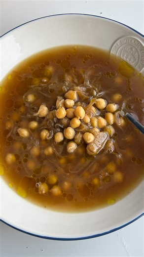 Susanna | simple food with big flavor on Instagram: "My favorite thing about this one is the lemon squeeze that lightens it all up at the end. Recipe is free in the newsletter, plus two more ways I love to use caramelized onions and how I make a big batch to always have on hand for cozy meals like this. Comment “broth” and I’ll send the link to the recipes right to you."