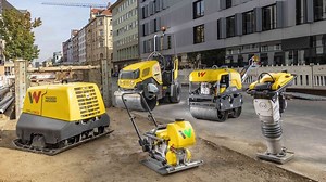Professional soil compaction? At Wacker Neuson, you'll find the whole range: from 30-kilogram rammers to 7-ton rollers, with classic gasoline or diesel engines, but also battery-powered. In the video you can see our rammers, plates and rollers in use in Munich at a construction of our customer Kassecker! | Wacker Neuson | Facebook