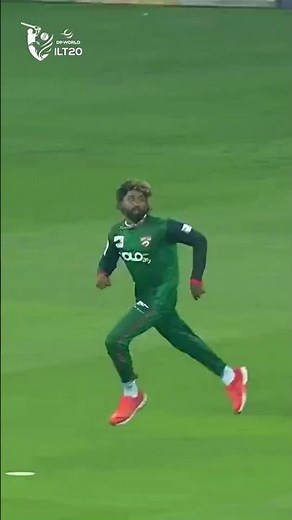 High up in the night sky and debutant Vriitya Aravind settles under it safely! 🫴