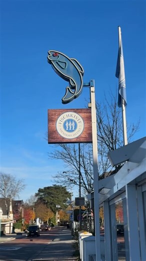 Herbst schmeckt am Hafen einfach besser. 🍂⚓️ Unsere Herbst Specials sind da — warm, aromatisch und perfekt für gemütliche Abende am Wasser. * Rosa gebratene Rinderfiletscheiben an Waldpilz-Risotto, geschmortem Hokkaido und Barolojus * Niendorfer Grünkohlplatte mit Kasseler, Kohlwurst, Schweinebacke und Bratkartoffeln * Filet vom weißen Heilbutt auf cremigem Risotto mit Hokkaido und Krustentierjus Kommt vorbei & genießt den Herbst in der Fischkiste. 🌊 #fischkiste #herbstspecials #niendorfostsee