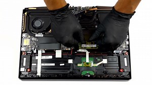 MSI GE76 Raider (2021) の内部 - 分解とアップグレードのオプション