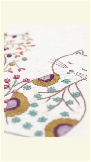 Un Chat dans l’aiguille | Broderie traditionnelle on Instagram: "La dernière collection est automnale… et ce petit chat ne déroge pas à la règle 🍁 Il vient agrandir la famille avec ses jolies couleurs de saison et son air malicieux. Un nouveau modèle à adopter sans tarder pour vos moments broderie cosy d’automne. Alors, qui craquera pour ce nouveau compagnon tout doux ? Douce soirée Christel 🌸 - - #UnChatDansLAiguille #AutumnCat #ChatDAutomne #ChatBrodé #AutumnMood #Automne #BroderieDAutomne #