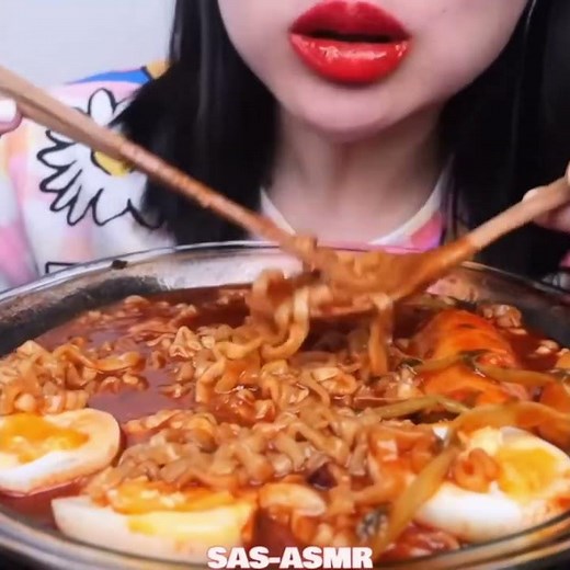 SAS ASMR Eating Korean spicy noodles with boil eggs,kimchi #eattingsounds #noodlesoup #eattingsounds