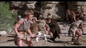 Der Streit Der Höhlenmensch Atouk hat mit seinem neuen Klan Streit mit dem Sippenhäuptling Tonda und dabei benutzen sie neue nützliche Erfindungen, wie ein Katapult. Ein fürchterlicher Kampf beginnt………… . Ausschnitt aus der US-amerikanischen Filmkomödie „Caveman - Der aus der Höhle kam“ aus dem Jahre 1981 | Lustiges aus früheren Zeiten