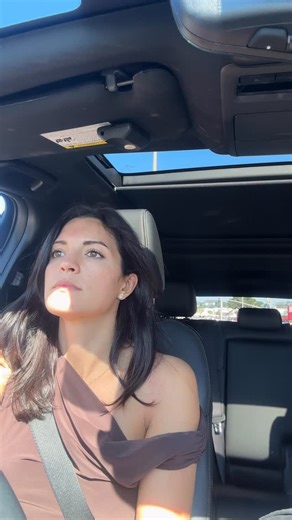 Don’t tell Mrs. Claus Santa was in my bed last night 🤫🎅 Balancing holiday plans and moving in the same week was… a choice. But festive mocktails, a good show on my iPad, and a fun outfit make it way easier. I squeezed in a Sprouts run earlier and grabbed some Recess Peppermint Bark ’Tinis to make my night feel a little more fun 💃🏻🧃 It tastes like a treat, but acts like a reset- 35 calories, 9g sugar, and 0% ABV. No crash. No hangover. Just calm in a can… even when Santa steals your spot in