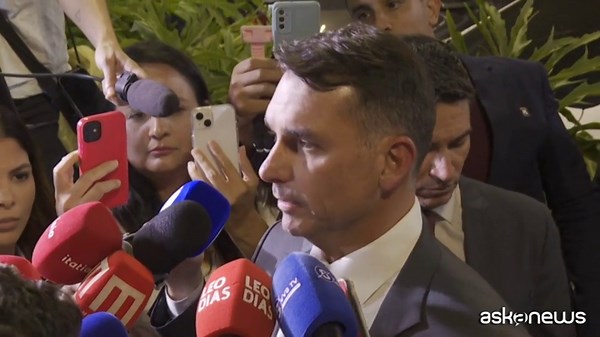 Bolsonaro in ospedale, il figlio: è stabile ma non ha bell'aspetto