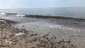 Wellen am Strand der Ostsee.