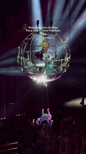 Katy Perry is having so much fun on her lifetimes tour 😂
