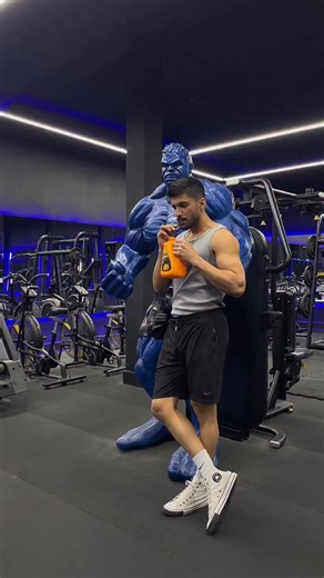 ‎ادریس شه بخش | فیتنس ترینر‎ on Instagram‎: "چجوری حرکت فلای زیرسینه بزنم؟ Standing Decline Cable Flyes عضله هدف: زیرسینه تجهیزات: دستگاه سیم‌کش / وزنه انتخابی سطح سختی: متوسط 🟢 مرحله ۱ وضعیت شروع: دستگیره‌های سیم‌کش رو در ارتفاع بالای سر تنظیم کن و هر دو دسته رو محکم بگیر. عضلات شکم رو سفت کن تا ستون فقرات ثابت بمونه و از قوس دادن کمر جلوگیری کن. دست‌ها رو رو به پایین و جلوی بدن تا کمی پایین‌تر از خط سینه فشار بده 🟢 مرحله ۲ در حالت لانج (یک پا جلو، یک پا عقب) بایست تا بدن پایدار بمونه و بالات