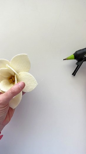 A simple step can really change the look of a felt flower! When I’m pinching the outside of a petal like this I make sure to come from behind so that the glue doesn’t touch my fingers. And that detail tip on the hot gun helps a lot. 😃 #feltflower #feltmagnolia #surebonder #hotgluegun #feltflowertip #feltflorist