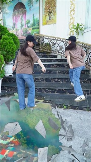 House collapsing… gotta run! 😱🏃#funny #vfx #shorts