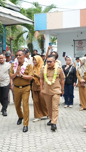 Saya meresmikan gedung baru SMK Negeri 1 Luwuk, fasilitas yang lahir dari komitmen kita bersama untuk memulihkan dan memperkuat pendidikan vokasi di Sulawesi Tengah. Setelah bangunan lama hangus terbakar pada 2021, alhamdulillah kini berdiri kembali ruang belajar yang lebih lengkap, lebih modern, dan jauh lebih layak bagi anak-anak kita. Pembangunan ini bagian dari upaya mewujudkan BERANI Cerdas, memastikan setiap peserta didik mendapatkan lingkungan pendidikan yang aman, nyaman, dan adaptif. Te