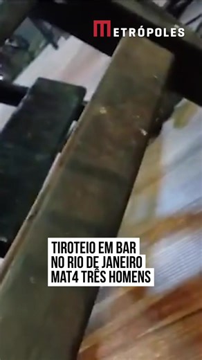 Uma troca de tir0s durante um ataque na madrugada desta quinta-feira (20/11) deixou três homens m0rtos em um bar do bairro Santa Rita, em Nova Iguaçu, no #RiodeJaneiro. Ainda não há confirmação sobre a motivação do cr1me nem a identidade das vítimas. Imagens compartilhadas nas redes sociais mostram o desespero das pessoas no bar A Polícia Militar do Rio de Janeiro informou que agentes do 20º BPM (Mesquita) foram acionados para atender uma ocorrência de “disparo de 4rma de fogo” na Estrada de #Ad