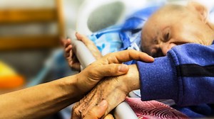 Bedridden Patient Care Do's and Don'ts | Sandyside Senior Living