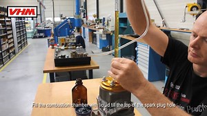 87K views · 466 reactions | Tech video: How to measure the combustion chamber volume (including spark plug hole volume) You'll need a pipette, tap and some liquid for it See more at www.vhm.nl/volumemeasurement | VHM | Facebook