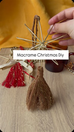 Eshop fil pour macramé en France on Instagram: "Nouveau tuto macramé simple et rapide à réaliser ✨ J’ai utilisé mon fil marron doré et une étoile en métal, et j’ai juste ajouté un petit pompon au bout. Le résultat est vraiment trop mignon ! Dites-moi ce que vous en pensez 🤎 Vous voulez d’autres tutos comme celui-ci ? Actuellement 15% de réduction sur tout le site (fil qualité premium) profitez- en ! Avec le CODE : Insta15 #macramé #macramechristmas #deconoel #sapindenoel #macramediy"