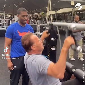Arnold Schwarzenegger volvió a demostrar que está en plena forma física a sus 74 años. El actor compartió un video en sus redes sociales en el que aparece entrenando al aire libre con diferentes ejercicios de brazos, pecho y espalda, según explica la revista especializada Men's Health. Más: https://clar.in/3ylCH84 | Clarín