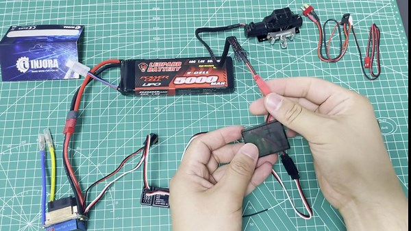 INJORA Metal Automatic Winch Wireless Remote Controller System for 1:10 RC Crawler Car Axial SCX10 90046 TRX4 Redcat (Red)