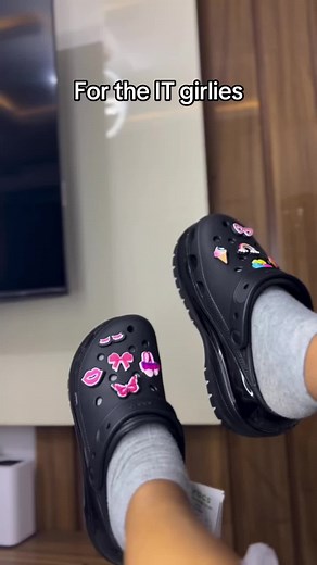 Stylish Crocs for Women: Must-Have Footwear for the IT Girlies